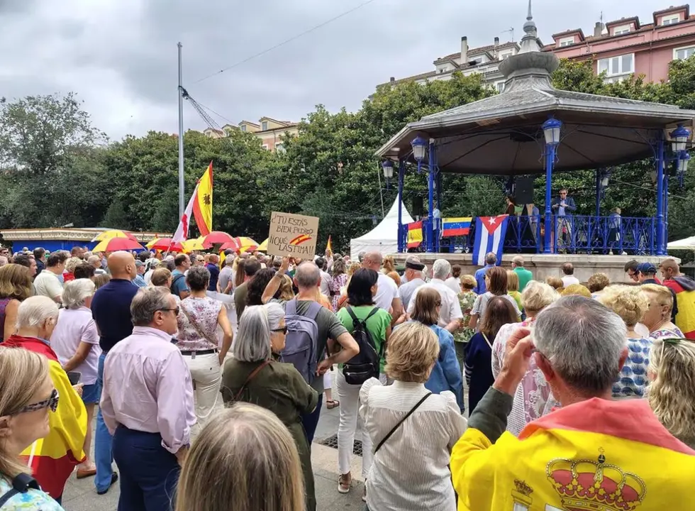 Personas en Santander pidiendo la dimisi&oacute;n de S&aacute;nchez en 2025