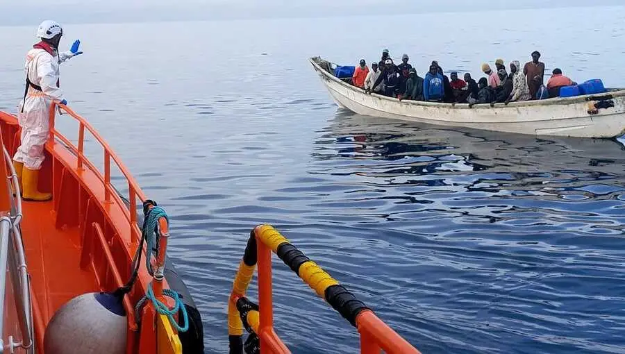 Archivo - La salvamar 'Macondo', en rescate a un cayuco a unas 5 millas al sur del Faro de Maspalomas