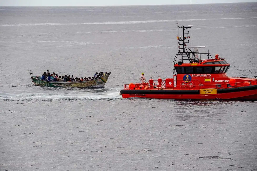 Archivo - Salvamento mar&iacute;timo encuentra un cayuco con 73 personas, antes de llegar al muelle de La Restinga, a 24 de octubre de 2025, en la isla de El Hierro, Islas Canarias (Espa&ntilde;a). 