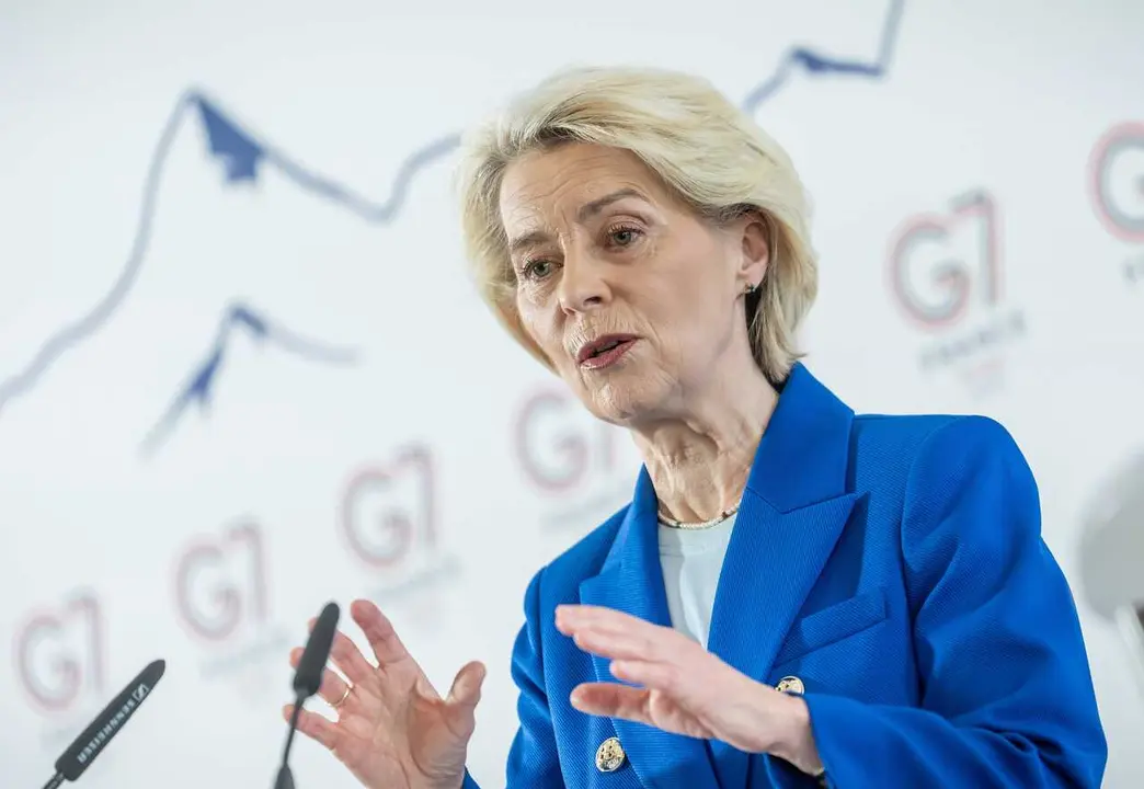 La presidenta de la Comisi&oacute;n Europea, Ursula von der Leyen, interviene durante una rueda de prensa previa a la cumbre del G7 en Evian