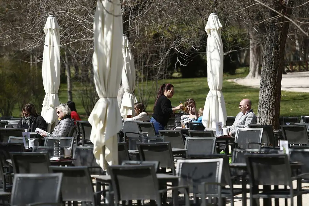 Archivo - Una camarera sirviendo mesas en una terraza de Madrid 