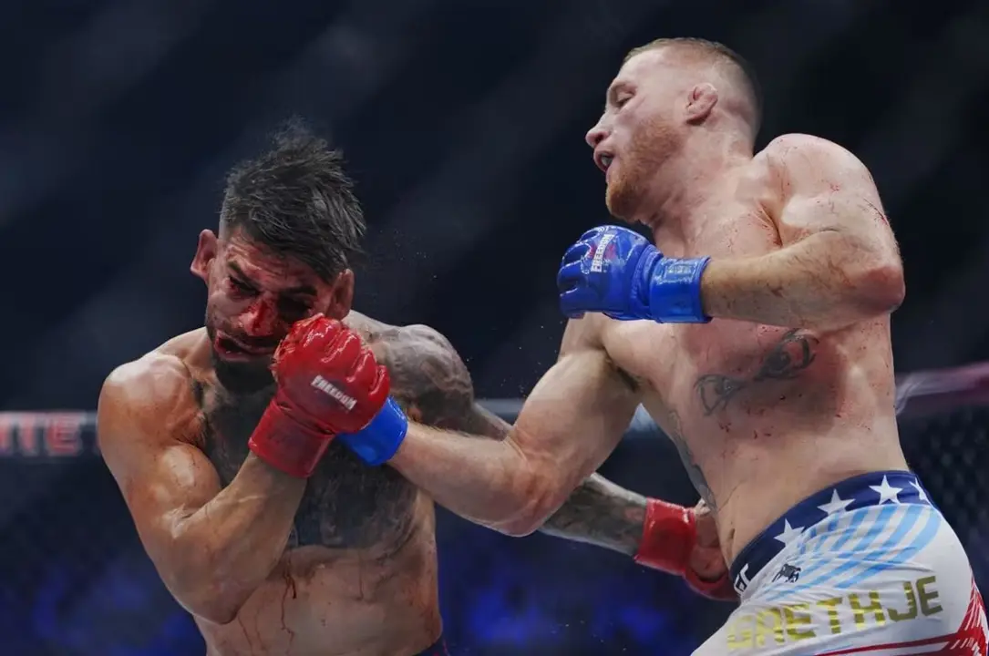 Justin Gaethje golpeando a Ilia Topuria