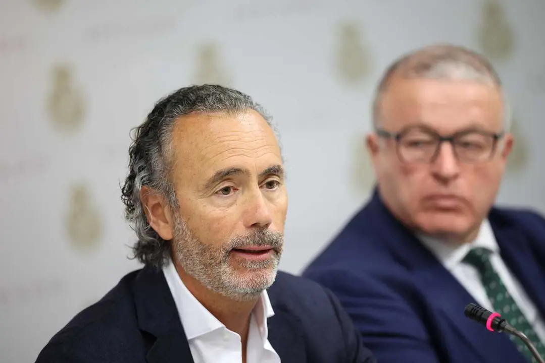 Imagen de archivo del presidente de la Asociaci&oacute;n V&iacute;ctimas Descarrilamiento Adamuz (AVDA), Mario Samper Pereira (i), comparece ante la Comisi&oacute;n de Investigaci&oacute;n sobre el estado de la red ferroviaria en Espa&ntilde;a.