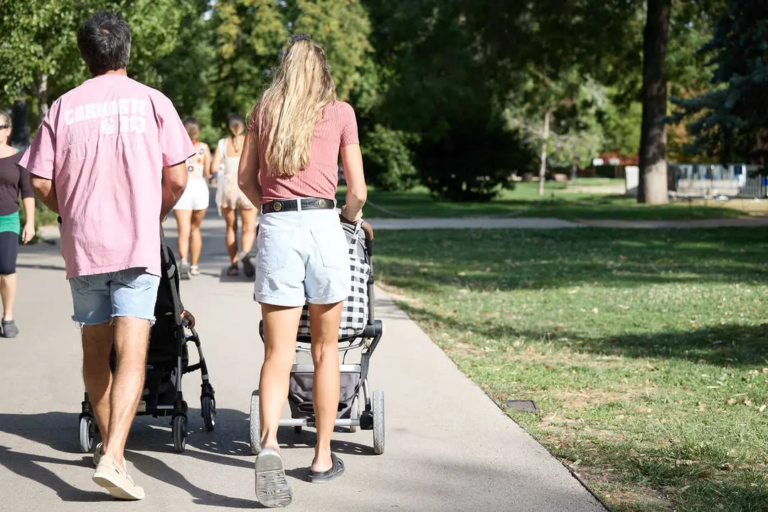 Archivo - Una familia en el Parque de El Retiro, a 26 de agosto de 2023, en Madrid (Espa&ntilde;a). El Instituto Nacional de Estad&iacute;stica (INE) ha revelado los datos de nacimientos producidos en todo el pa&iacute;s durante el primer cuatrimestre de 2023. En total, solo 