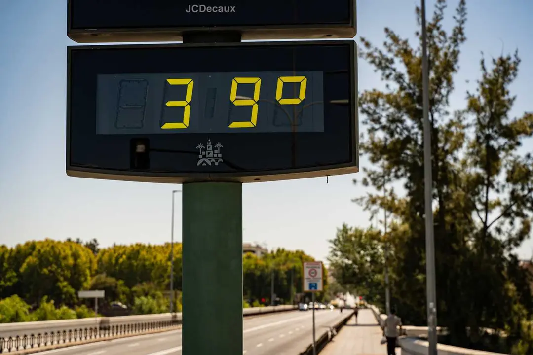 Archivo - Un term&oacute;metro marca temperaturas cerca de 40&ordm; en la capital cordobesa, a 19 de agosto de 2024 en C&oacute;rdoba (Andaluc&iacute;a, Espa&ntilde;a).  L