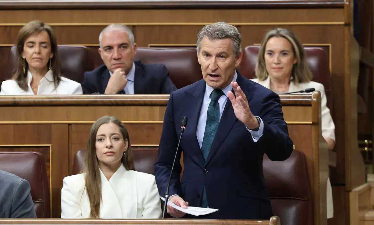 El presidente del Partido Popular, Alberto N&uacute;&ntilde;ez Feij&oacute;o, interviene durante una sesi&oacute;n de control al Gobierno, en el Congreso de los Diputados, a 17 de junio de 2026, en Madrid (Espa&ntilde;a). 