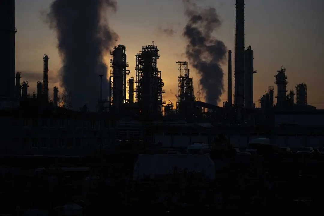 Archivo - Refiner&iacute;a de petr&oacute;leo.