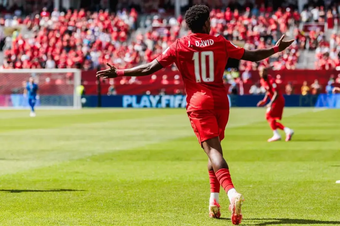 Johnatan David celebrando su hat-trick