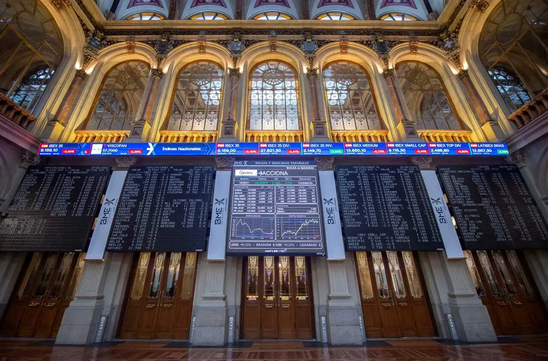 Archivo - Valores del Ibex 35 en los paneles del Palacio de la Bolsa de Madrid.