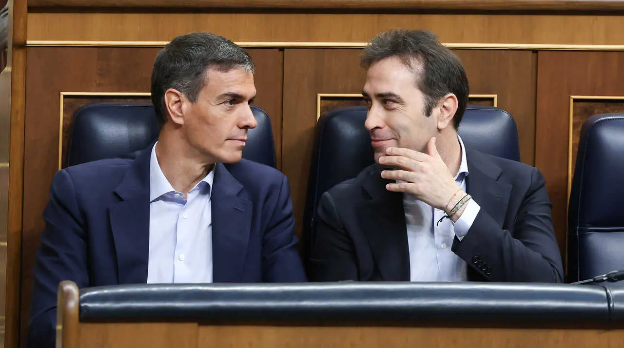 El presidente del Gobierno, Pedro S&aacute;nchez (i), y el vicepresidente primero y ministro de Econom&iacute;a, Comercio y Empresa, Carlos Cuerpo (d).