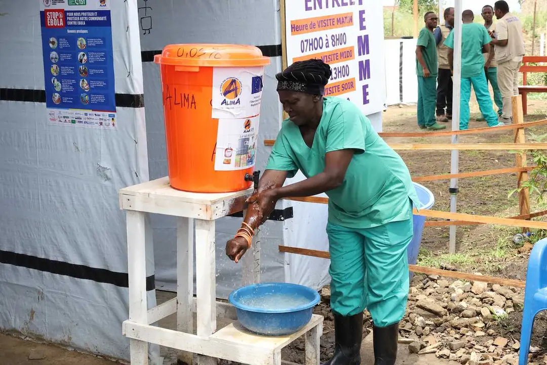 Fotograf&iacute;a de archivo de una trabajadora sanitaria en un centro en Rwampara, en el este de Rep&uacute;blica Democr&aacute;tica del Congo (RDC), en medio del brote de &eacute;bola en el pa&iacute;s africano