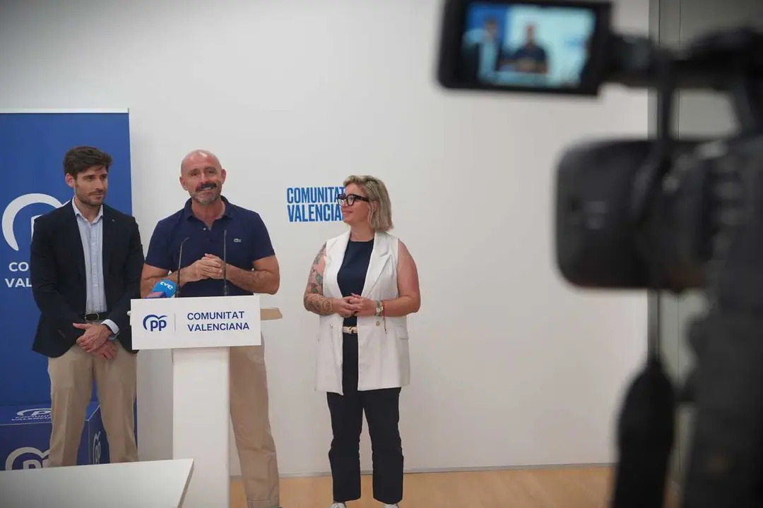 El dirigente del PP Jaime de los Santos comparece junto al coordinador general del PPCV, Juan Carlos Caballero, y la diputada en Les Corts Marisa Gayo