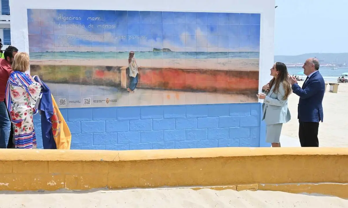 La cantante Mal&uacute; descubre un mural en homenaje a ella en la playa del Rinconcillo junto al alcalde de Algeciras, Jos&eacute; Ignacio Landaluce.