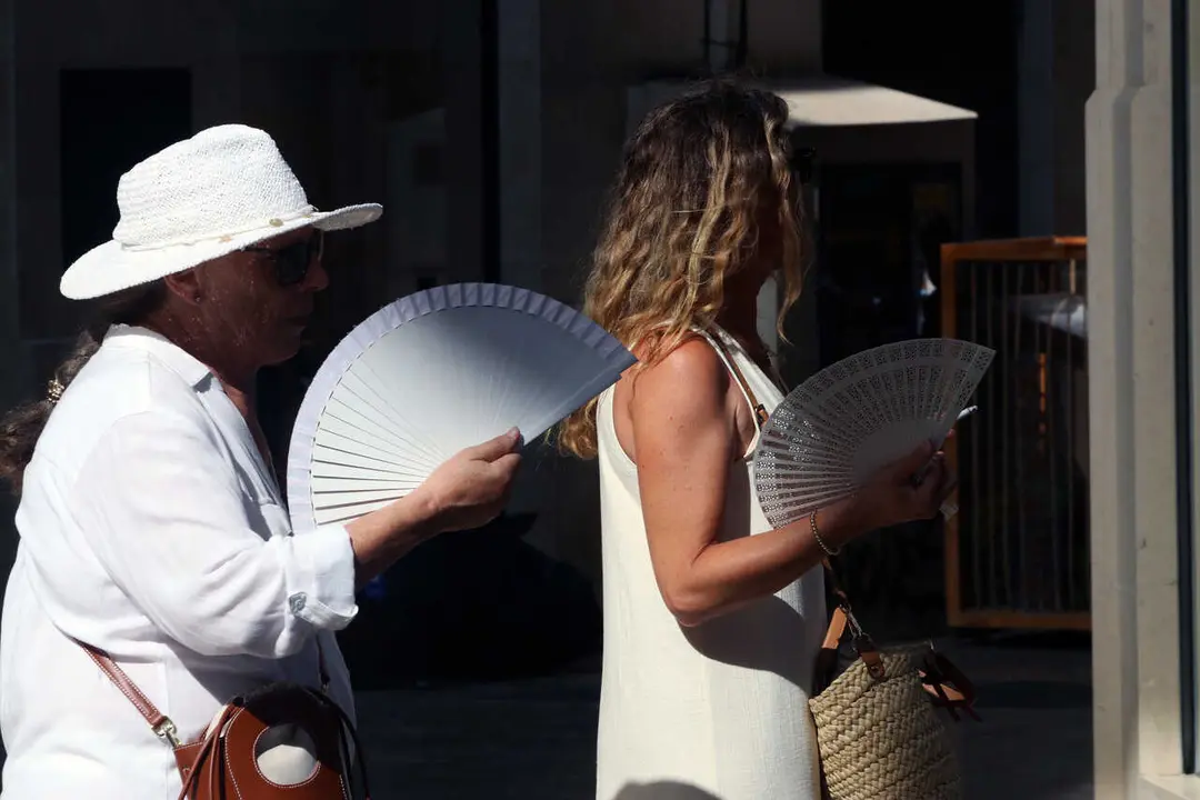 Archivo - Viandantes soportan las altas temperaturas por las calles de M&aacute;laga, A 12 de agosto de 2025 en M&aacute;laga, Andaluc&iacute;a (Espa&ntilde;a). 