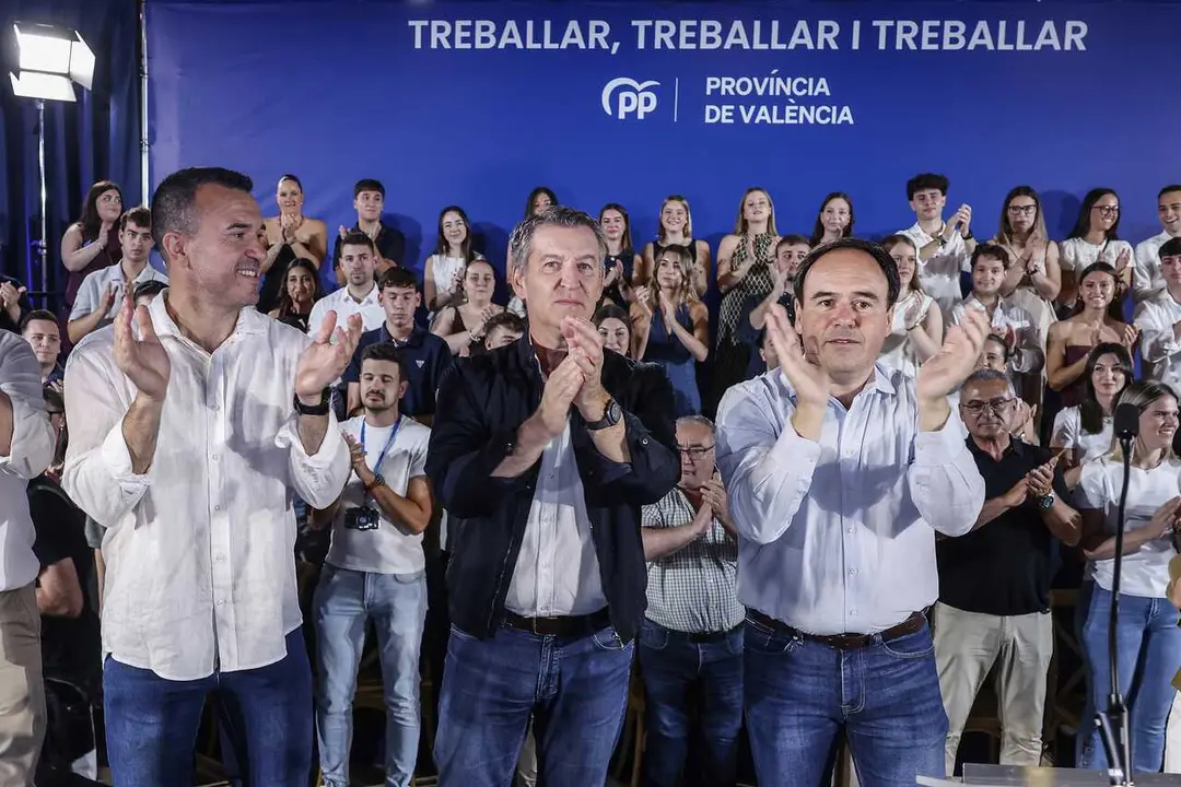 El presidente del Partido Popular, Alberto N&uacute;&ntilde;ez Feij&oacute;o (c),  el presidente de la Generalitat Valenciana, Juanfran P&eacute;rez Llorca (d), y el presidente provincial del PP de Valencia, Vicente Momp&oacute; (i). 