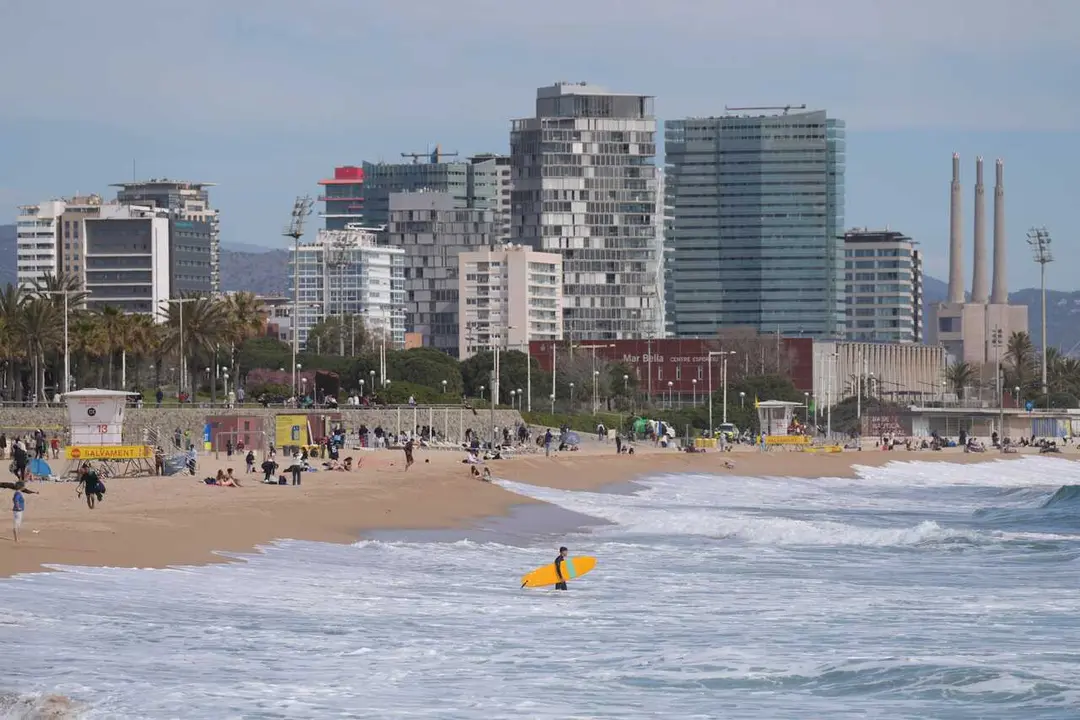 Archivo - Grupos de personas en la Playa Nova Ic&agrave;ria, a 30 de marzo de 2026, en Barcelona, Catalunya (Espa&ntilde;a).   
