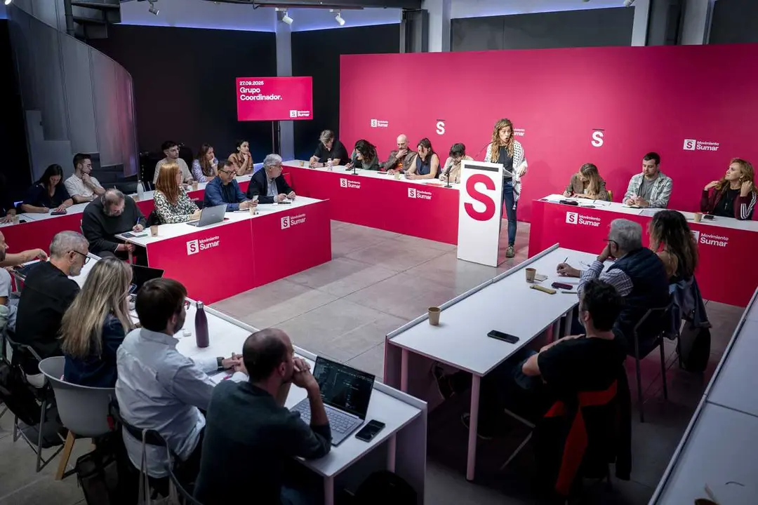 Archivo - La coordinadora del Movimiento Sumar, Lara Hern&aacute;ndez (c), interviene durante la celebraci&oacute;n del Grupo Coordinador de Movimiento Sumar, el primero del presente curso pol&iacute;tico, en el Espacio Unonueve, a 27 de septiembre de 2025, en Madrid (Espa&ntilde;a)