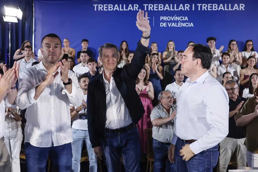 El presidente del Partido Popular, Alberto N&uacute;&ntilde;ez Feij&oacute;o (c),  el presidente de la Generalitat Valenciana, Juanfran P&eacute;rez Llorca (d), y el presidente provincial del PP de Valencia, Vicente Momp&oacute; (i), durante la reuni&oacute;n de la Junta Directiva del PP de la pr