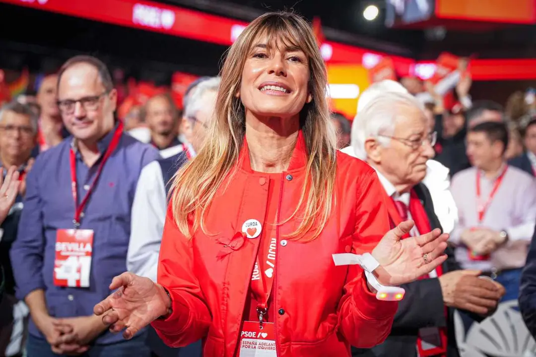 Archivo - La esposa del presidente del gobierno Bego&ntilde;a G&oacute;mez durante la clausura del 41&ordm; Congreso Federal del PSOE en el Palacio de Congresos y Exposiciones. 
