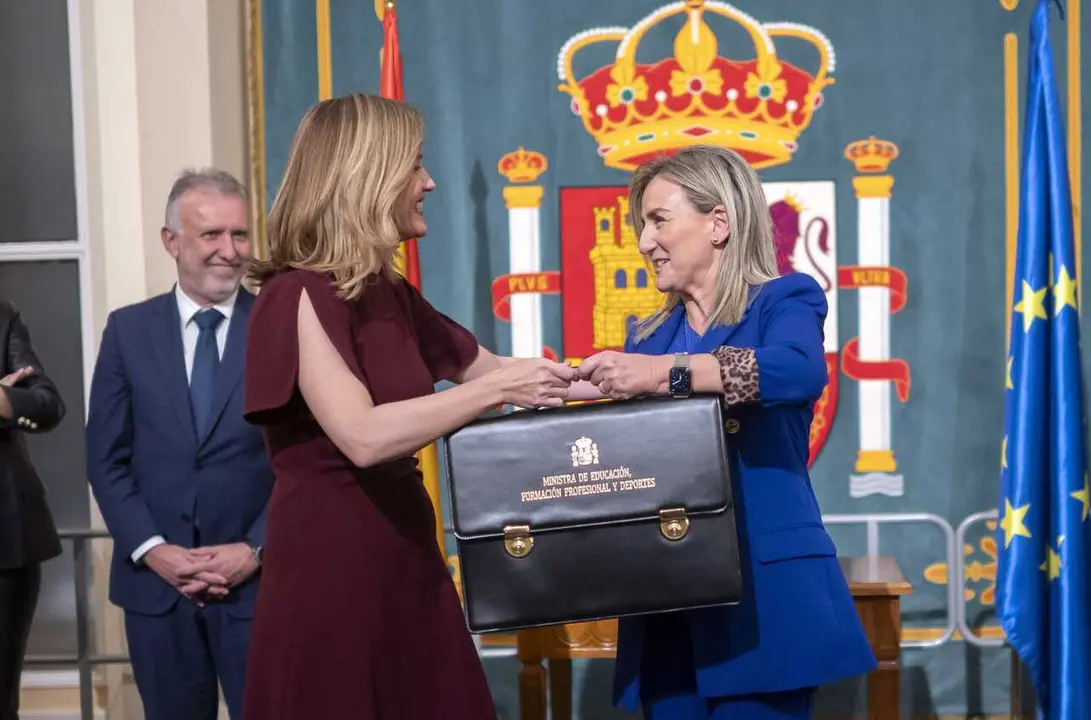 Archivo - La ministra de Educaci&oacute;n, Formaci&oacute;n Profesional y Deportes, Pilar Alegr&iacute;a (i), entrega la cartera a su sucesora en el cargo, Milagros Tol&oacute;n (d), en la sede del Ministerio, a 22 de diciembre de 2025, en Madrid (Espa&ntilde;a). 