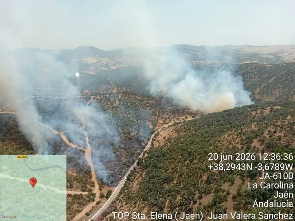 Imagen a&eacute;rea del incendio forestal declarado en La Carolina (Ja&eacute;n).