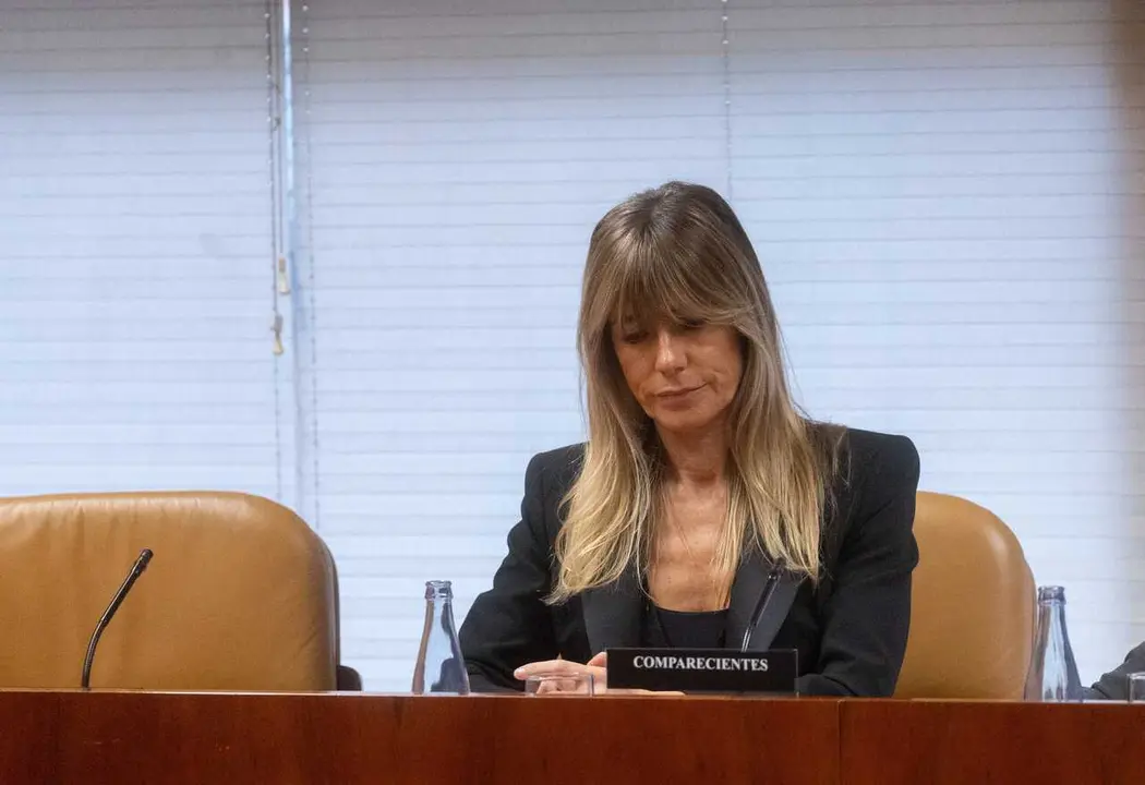 Archivo - La mujer del presidente del Gobierno, Bego&ntilde;a G&oacute;mez, durante la Comisi&oacute;n de Investigaci&oacute;n sobre programas de c&aacute;tedras y postgrados de la Universidad Complutense de Madrid y empresas financiadoras, en la Asamblea de Madrid, a 13 de noviembre de 20