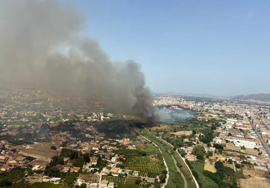 Vista a&eacute;rea de la zona del r&iacute;o Segura en la que se est&aacute; produciendo el incendio