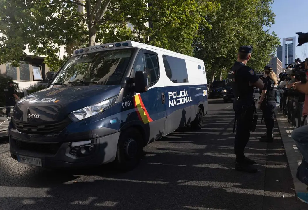 Archivo - Un veh&iacute;culo policial en los juzgados de Plaza de Castilla, a 5 de julio de 2024, en Madrid (Espa&ntilde;a)