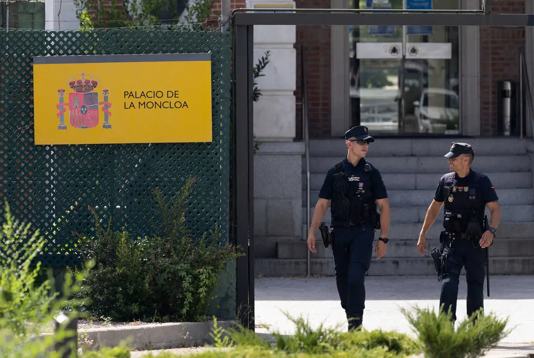 Archivo - Agentes de Polic&iacute;a a su salida del Palacio de La Moncloa, a 30 de julio de 2024, en Madrid (Espa&ntilde;a).