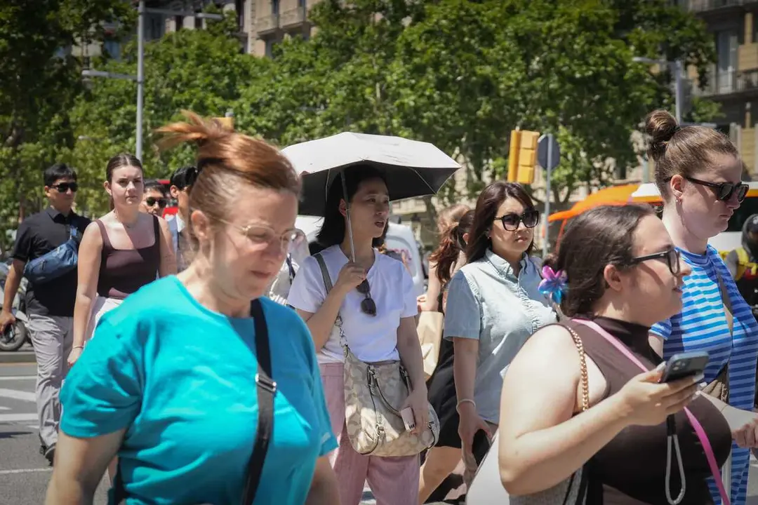 Varias personas caminan por las calles de la ciudad, a 17 de junio de 2026, en Barcelona, Catalunya (Espa&ntilde;a).