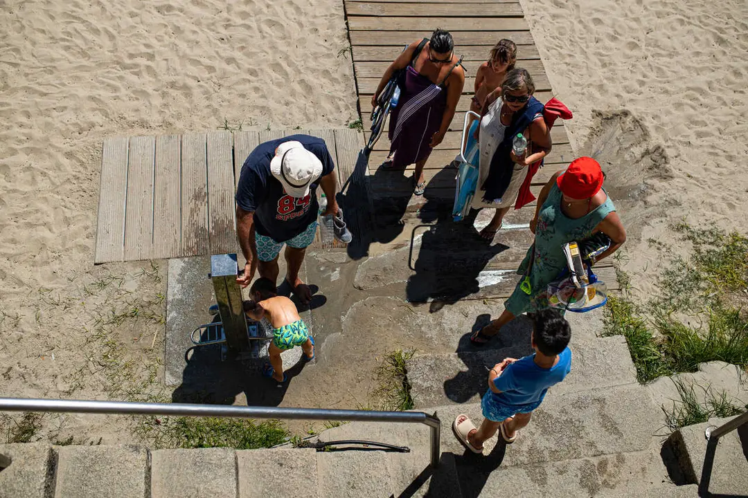 Archivo - Varias personas en la playa, en Pontevedra, Galicia (Espa&ntilde;a). 