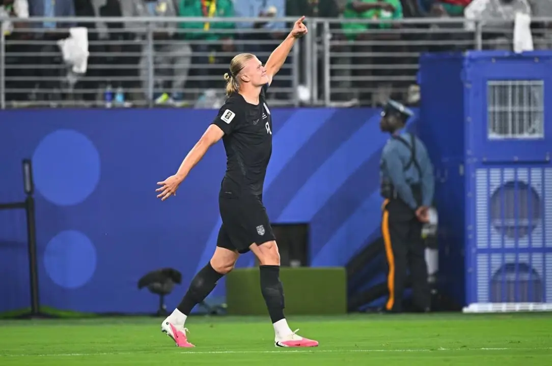 Haaland celebrando el tercer gol de Noruega ante Senegal