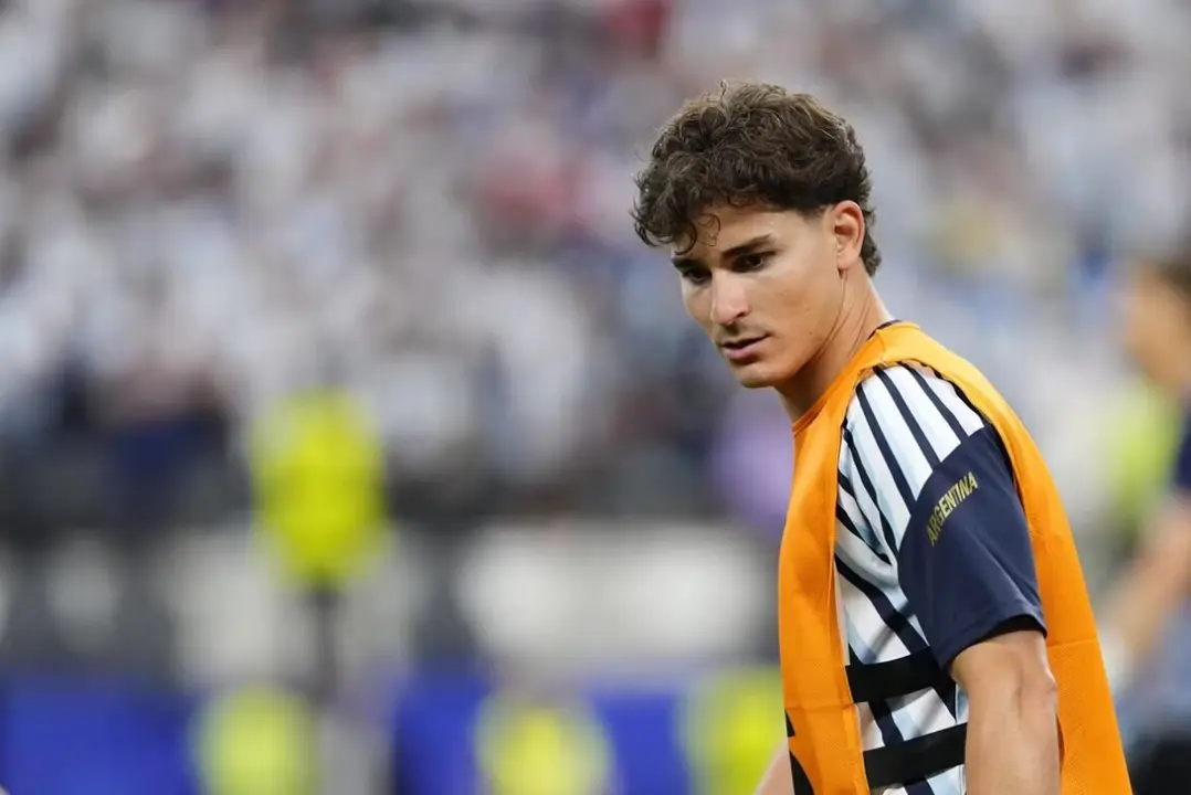 Juli&aacute;n &Aacute;lvarez calentando