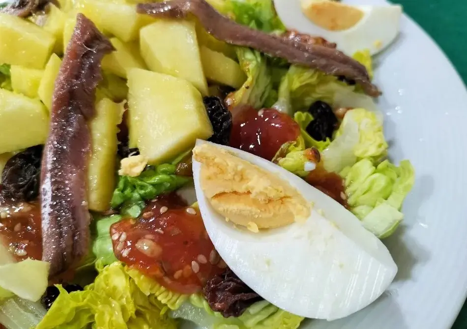 Ensalada de cogollos con mango y anchoas