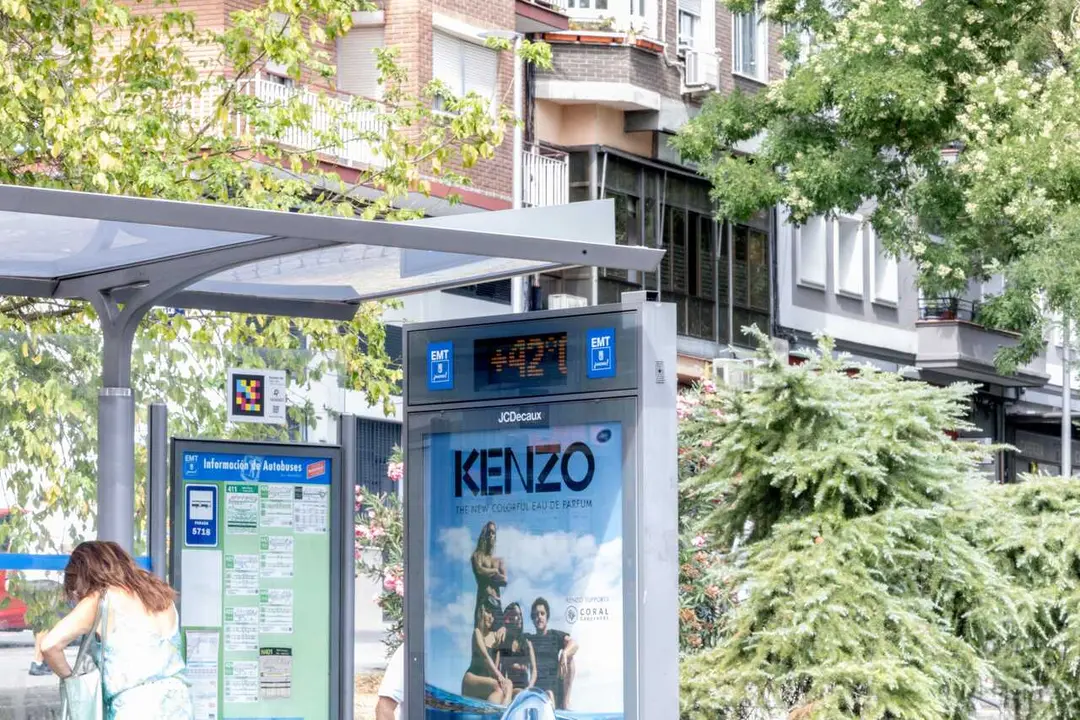 Archivo - El term&oacute;metro de una marquesina marca 42 grados, a 12 de agosto en Madrid (Espa&ntilde;a). 