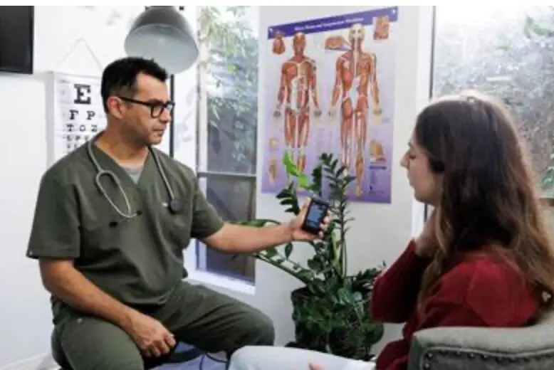 La IA se integra en hospitales y escuelas para superar la barrera del idioma