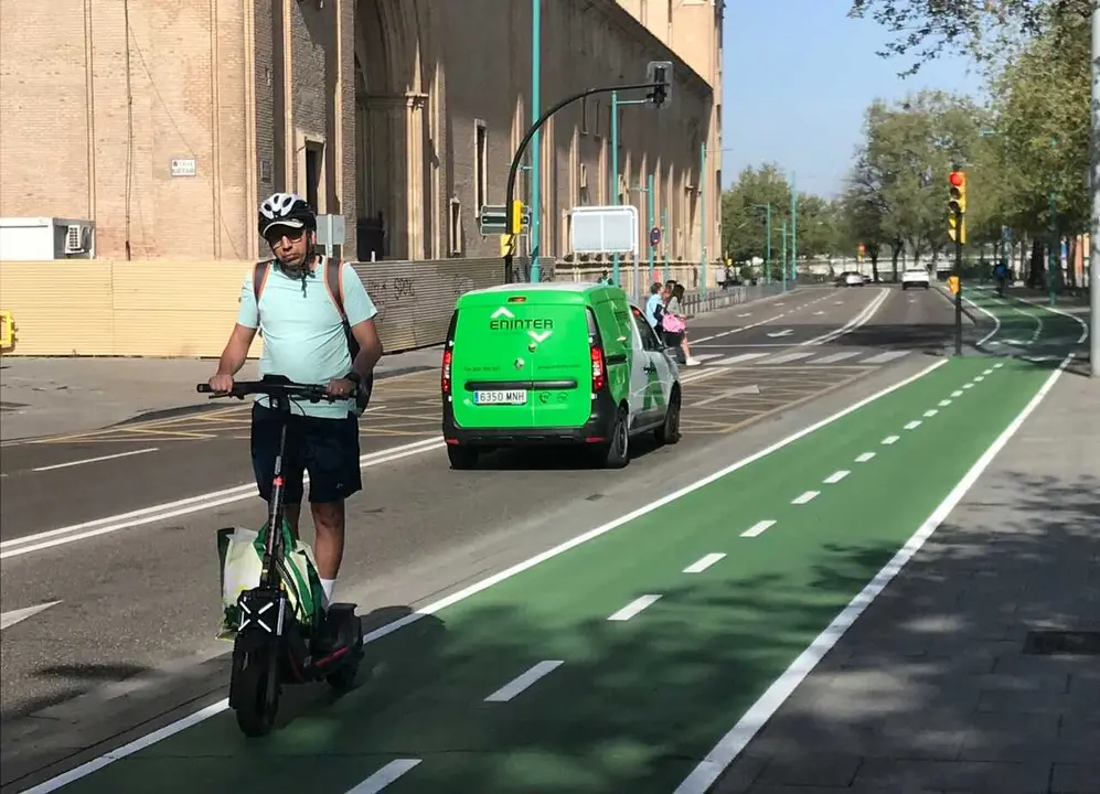 Archivo - Un patinete en un carril-bici