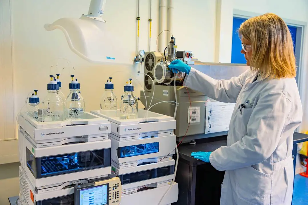 Archivo - Una investigadora trabaja con equipos en un laboratorio cient&iacute;fico.