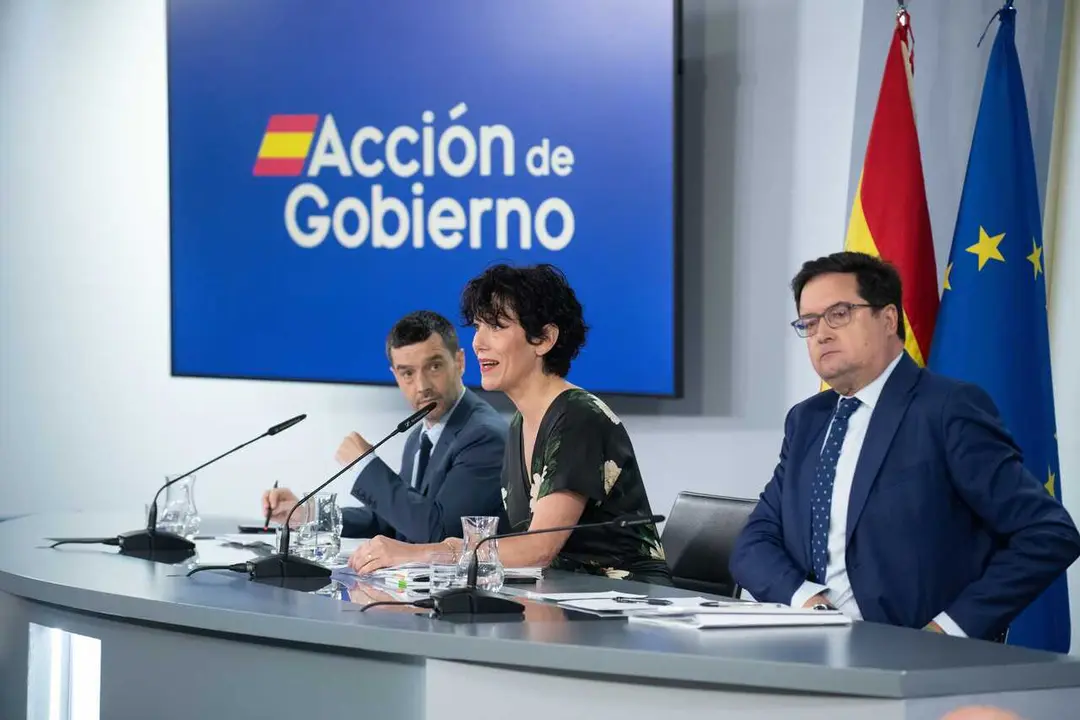 El ministro de Derechos Sociales, Consumo y Agenda 2030, Pablo Bustinduy; la ministra de Inclusi&oacute;n, Seguridad Social y Migraciones y portavoz del Gobierno, Elma Saiz; y el ministro para la Transformaci&oacute;n Digital y de la Funci&oacute;n P&uacute;blica, &Oacute;scar L&oacute;pez