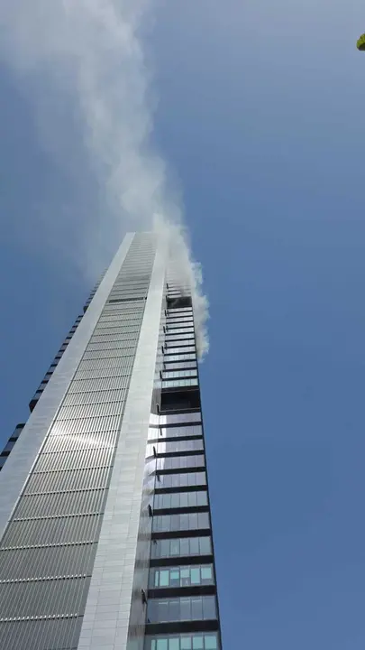 Columna de humo por un incendio en la torre Moeve, en Madrid
