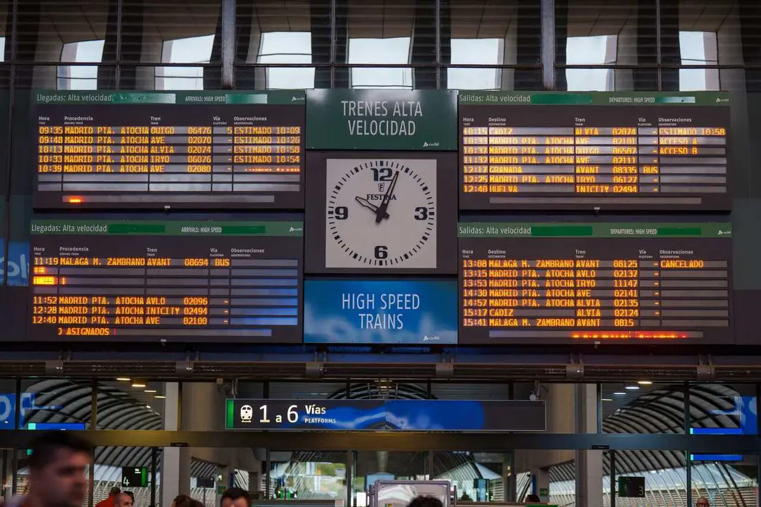 Archivo - Imagen del panel informativo de la estaci&oacute;n de trenes de Santa Justa de Sevilla anuncia los horarios de salidas y llegadas de Alta Velocidad con Madrid. A 17 de febrero de 2026, en Sevilla (Andaluc&iacute;a, Espa&ntilde;a). Los operadores ferroviarios Renfe e