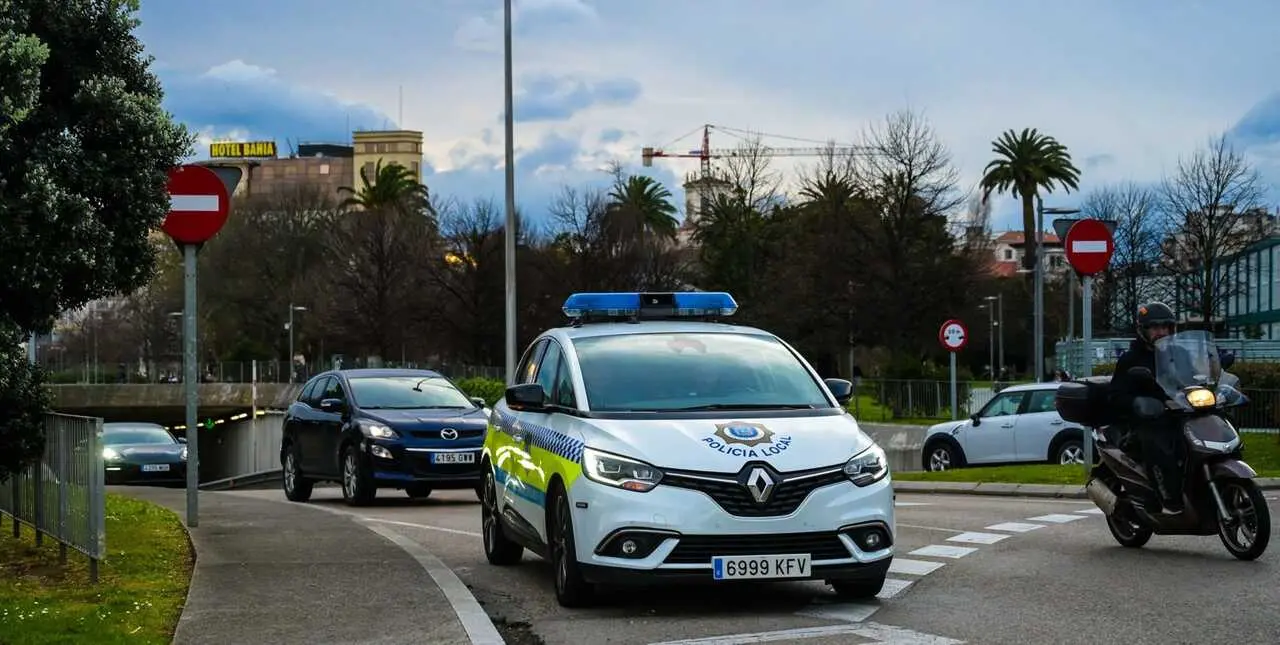 Archivo - Veh&iacute;culo de la Polic&iacute;a Local de Santander