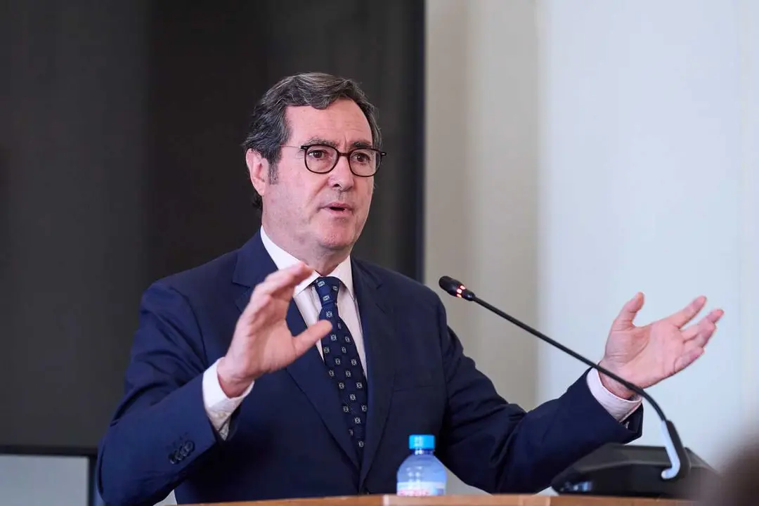 El presidente de la CEOE, Antonio Garamendi, durante el seminario de la Asociaci&oacute;n de Periodistas de Informaci&oacute;n Econ&oacute;mica (APIE), en la Universidad Internacional Men&eacute;ndez Pelayo (UIMP), a 24 junio de 2026, Santander, Cantabria (Espa&ntilde;a). 
