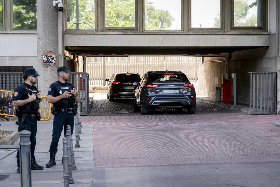 El veh&iacute;culo que traslada a la mujer del presidente del Gobierno, Bego&ntilde;a G&oacute;mez, a su llegada a los Juzgados de Plaza Castilla
