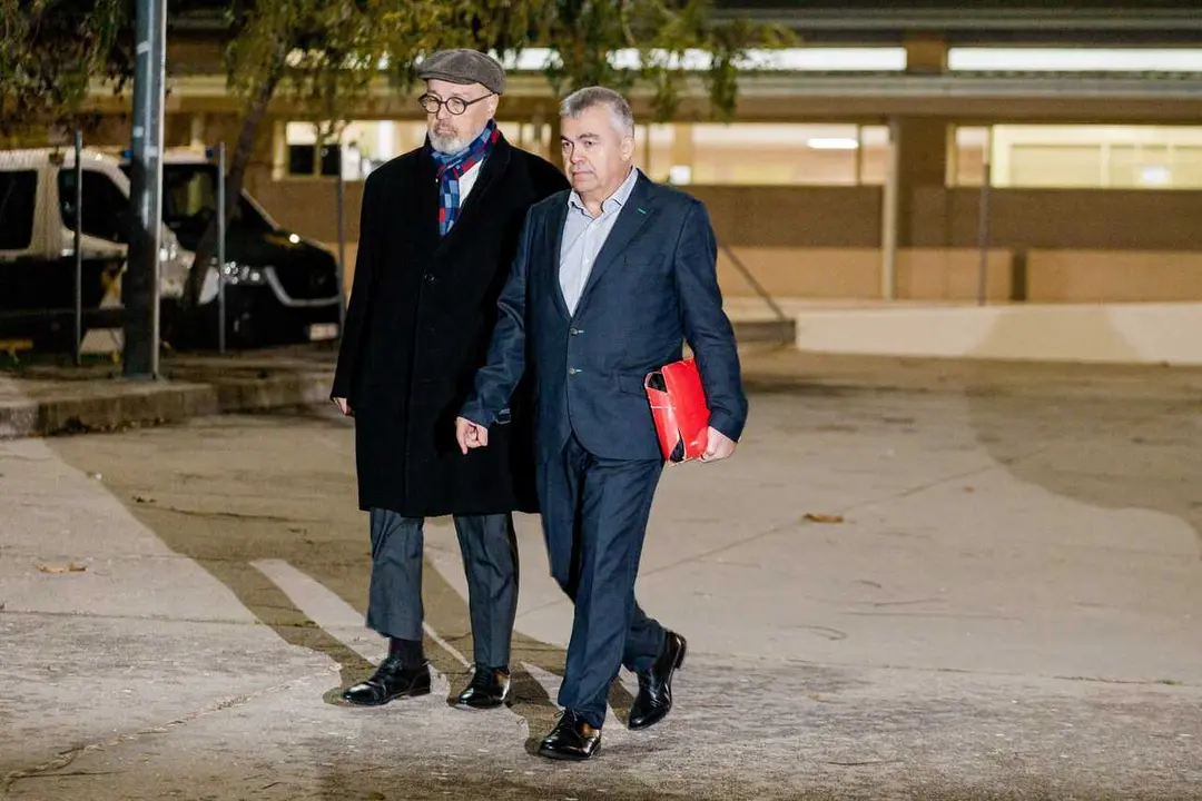 Archivo - El exsecretario de organizaci&oacute;n del PSOE Santos Cerd&aacute;n (d), junto a su abogado Jacobo Teijelo (i) a su salida de la prisi&oacute;n de Soto del Real, a 19 de noviembre de 2025, en Soto del Real, Madrid (Espa&ntilde;a).