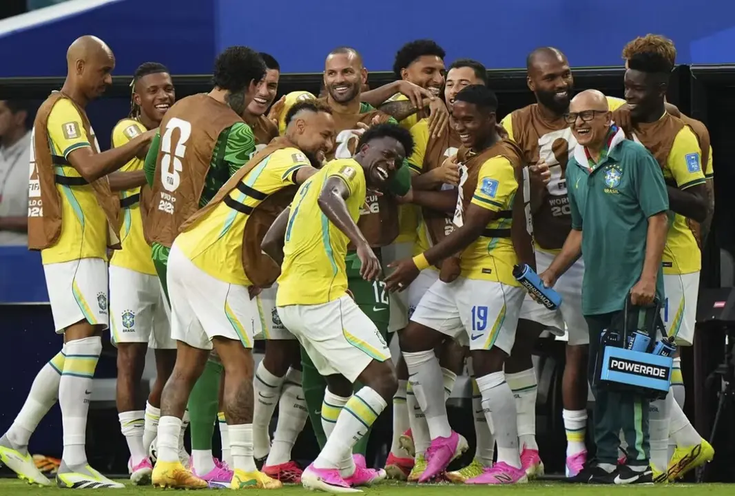 Vin&iacute;cius Jr celebrando con toda la selecci&oacute;n su gol ante Escocia