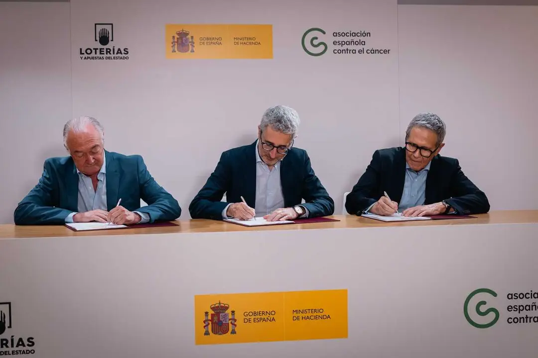 De izquierda a derecha: el presidente de SELAE, Jes&uacute;s Huerta; el ministro de Hacienda, Arcadi Espa&ntilde;a; y el presidente de la Asociaci&oacute;n Espa&ntilde;ola contra el C&aacute;ncer, Ram&oacute;n Reyes.