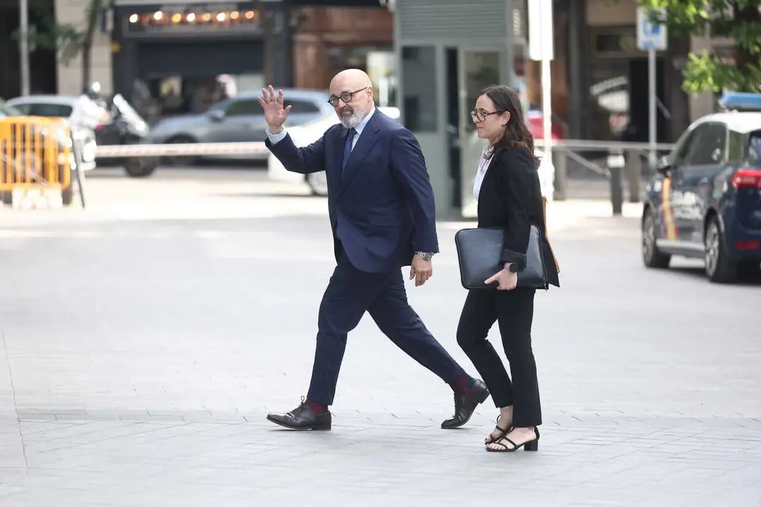 El abogado de Santos Cerd&aacute;n, Jacobo Teijelo, en su llegada a la Audiencia Nacional, a 25 de junio de 2026, en Madrid.