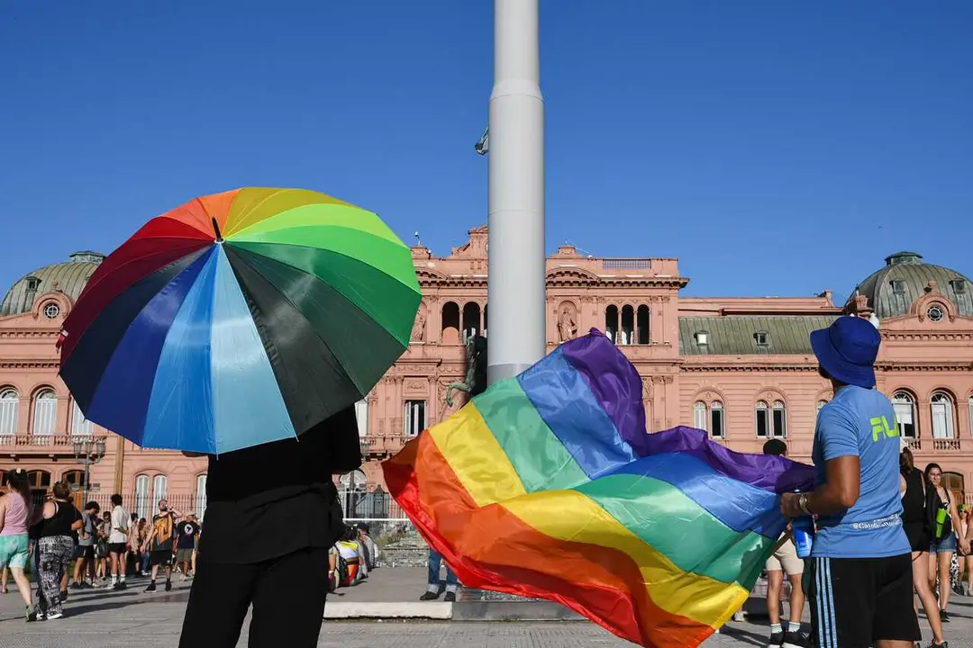 Archivo - Varias personas con la bandera arcoiris durante la Marcha Federal del orgullo antifascista y antirracista, a 1 de febrero en 2025, en Buenos Aires (Argentina). El motivo de la manifestaci&oacute;n es dar respuesta al discurso que dio el presidente arge