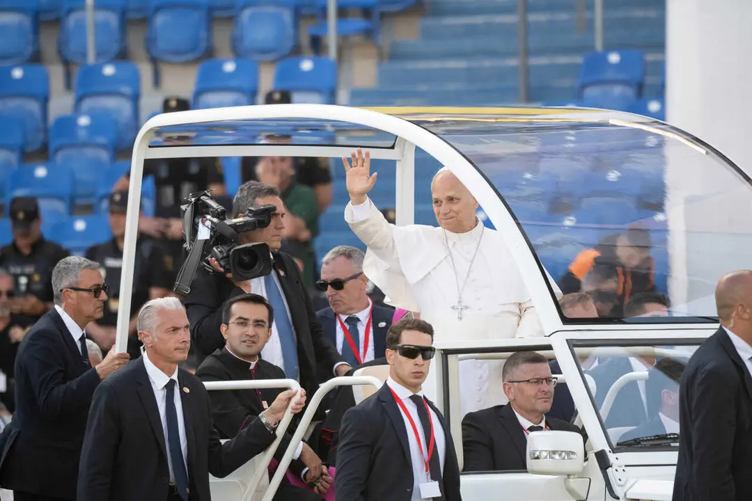 El Papa Le&oacute;n XIV a su llegada, en papam&oacute;vil, a la celebraci&oacute;n de la Santa Misa multitudinaria, a 11 de junio de 2026, en Las Palmas de Gran Canaria, Canarias (Espa&ntilde;a). 